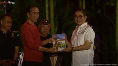 Presiden Jokowi Terima Buku Peta Jalan Menuju Indonesia Emas 2045 dari Kadin Indonesia