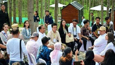 Saat Presiden Jokowi Ajak Para Penggiat Seni Makan Durian di IKN