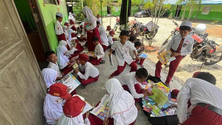 Jemput Bola dalam Meningkatkan Minat Baca, Tim Perpustakaan Keliling Kunjungi SDN Kayu Bawang 2