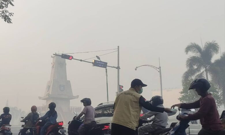 Tangani Karhutla, UPTD Krisis dan Epidemi Kesehatan Gencar Bagikan Masker