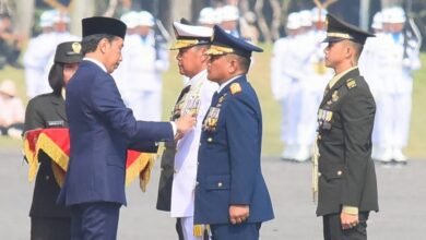 HUT Ke-78 TNI, Presiden Jokowi Anugerahkan Tanda Kehormatan Bagi Prajurit TNI