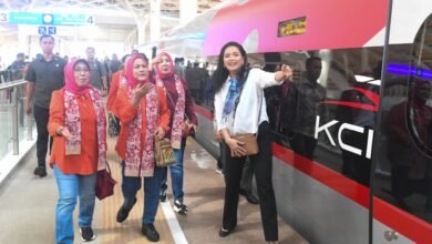Naik Whoosh, Ibu Iriana: Tidak Terasa 27 Menit Sampai Bandung