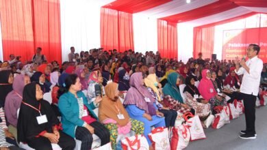 Presiden Jokowi Tinjau Persediaan Beras dan Serahkan Bantuan Pangan di Palembang
