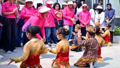 Saat Ibu Iriana dan OASE KIM Main Permainan Tradisional Bersama Anak-Anak Sekolah