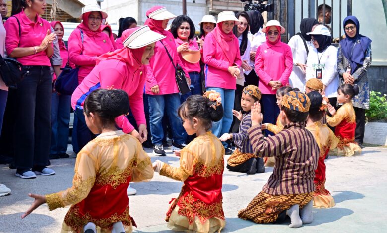 Saat Ibu Iriana dan OASE KIM Main Permainan Tradisional Bersama Anak-Anak Sekolah