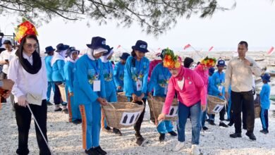 Bersama OASE KIM, Ibu Iriana Bersihkan Pantai dan Beri Edukasi Pengolahan Sampah