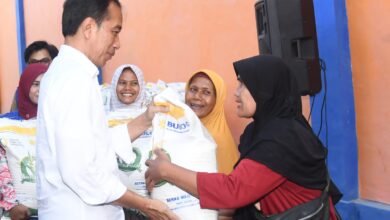 Presiden Jokowi Serahkan Bantuan Pangan bagi Masyarakat di Bandar Lampung
