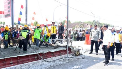 Presiden Jokowi Tinjau Proyek Rekonstruksi Jalan Rusak di Lampung Tengah