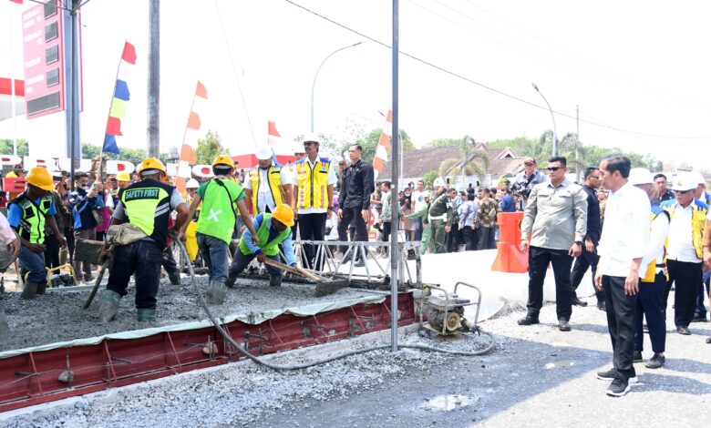 Presiden Jokowi Tinjau Proyek Rekonstruksi Jalan Rusak di Lampung Tengah