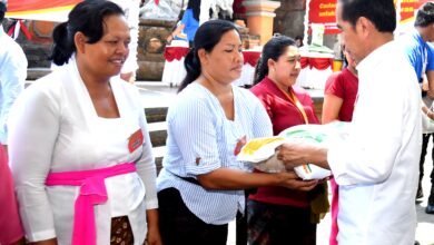 Presiden Jokowi Serahkan Bantuan Pangan bagi Masyarakat di Gianyar