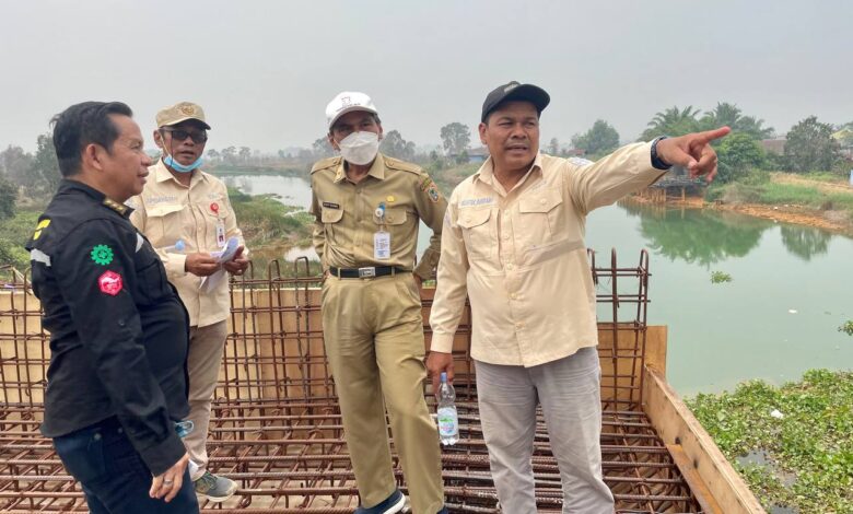 Progres Capai 80 Persen, Tenaga Ahli Gubernur Tinjau Pembangunan Jembatan Bahandang