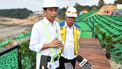 Presiden Joko Widodo Menjawab Pertanyaan Wartawan setelah Melakukan Peninjauan Proyek Jalan Tol IKN (01/11/2023)