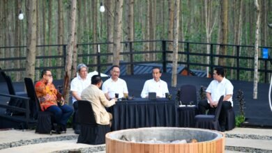 Awali Pagi di IKN, Presiden Nikmati Teh Hangat bersama Para Menteri
