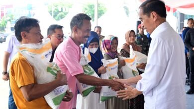 Presiden Jokowi Pastikan Bantuan Beras di Purwakarta Tersalurkan dengan Baik