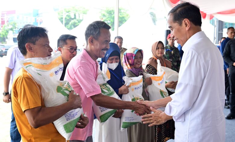 Presiden Jokowi Pastikan Bantuan Beras di Purwakarta Tersalurkan dengan Baik