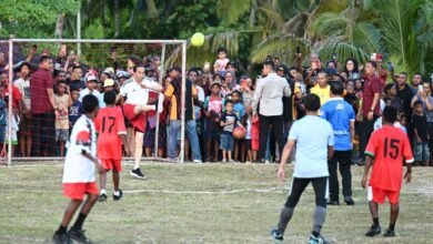 Main Sepak Bola dengan Pelajar di Biak Numfor, Presiden: Ini Bentuk Motivasi untuk Mereka