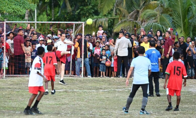 Main Sepak Bola dengan Pelajar di Biak Numfor, Presiden: Ini Bentuk Motivasi untuk Mereka