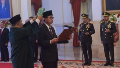 Presiden RI Joko Widodo (Jokowi) menyaksikan Pengucapan Sumpah Ketua Sementara Komisi Pemberantasan Korupsi (KPK) Nawawi Pomolango, di Istana Negara, DKI Jakarta, Senin (27/11/2023) pagi.