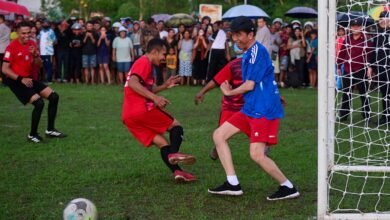 Bermain Sepak Bola Bersama Warga NTT, Presiden: Gembira dan Sportif