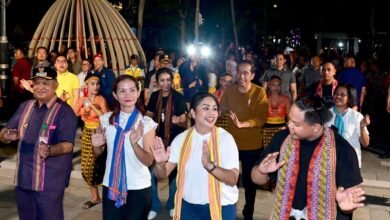Malam di Kupang, Presiden Jokowi Berkumpul dan Menari dengan Masyarakat