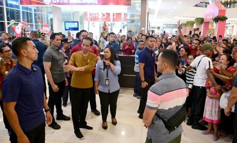 Saat Presiden Jokowi Santap Malam di Mal Kota Kupang