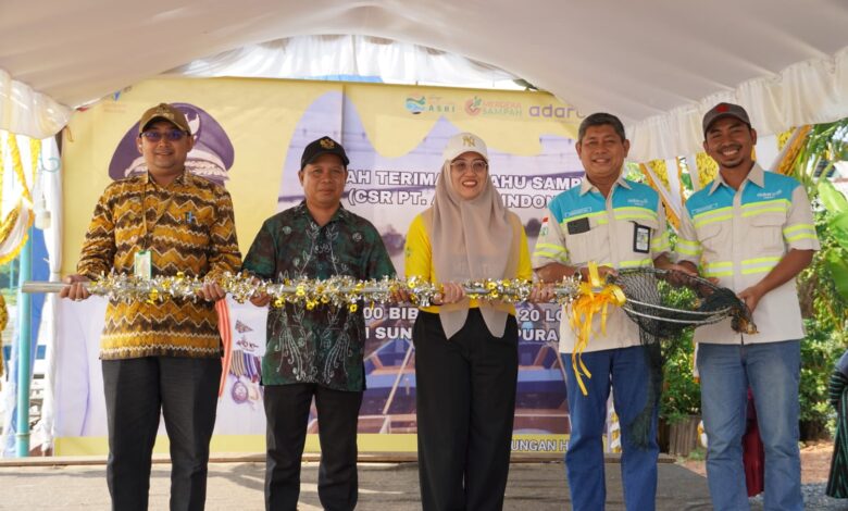 Komitmen Program Sungai Martapura Asri, Pemprov Kalsel dan PT Adaro Indonesia Serahkan Bantuan