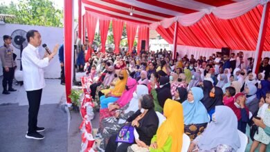Penyerahan Bantuan Langsung Tunai (BLT) El Nino di Kantor Pos Genteng, Kabupaten Banyuwangi, Provinsi Jawa Timur, pada Rabu, 27 Desember 2023