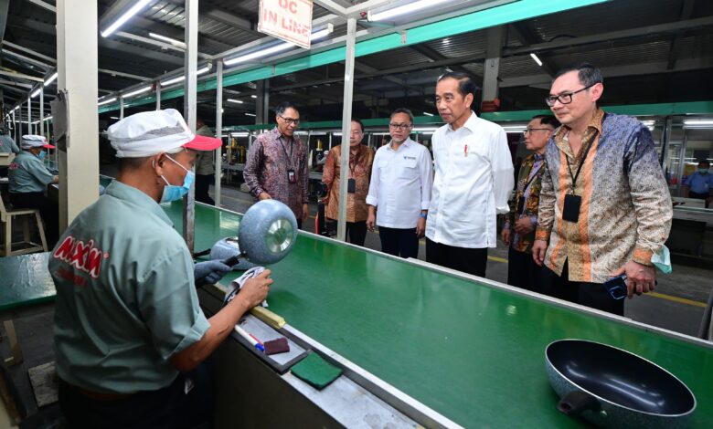 Presiden Jokowi Meninjau Pabrik PT Maspion Unit I, Kabupaten Sidoarjo, Provinsi Jawa Timur, pada Rabu, 27 Desember 2023.