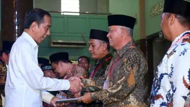 Serahkan Sertifikat Wakaf, Presiden Jokowi: Agar Tidak Terjadi Sengketa Lahan