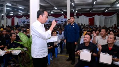 Presiden Jokowi Makan Siang Bersama dengan Karyawan di Pabrik PT Maspion Unit I, Kabupaten Sidoarjo, Provinsi Jawa Timur, pada Rabu, 27 Desember 2023.