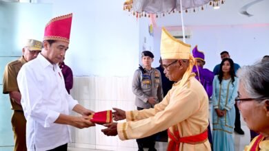 Tiba di Kepulauan Talaud, Presiden Jokowi Dianugerahi Gelar Adat