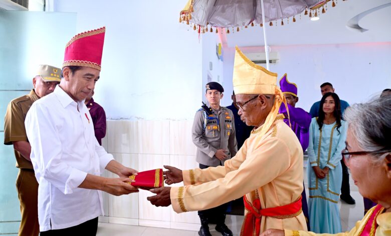 Tiba di Kepulauan Talaud, Presiden Jokowi Dianugerahi Gelar Adat