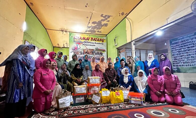 Gelar Bakti Sosial, DPPPA-KB Berikan 200 Paket Bantuan untuk Perempuan Kepala Rumah Tangga