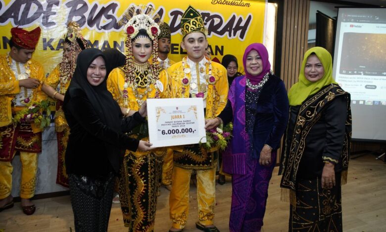 Lestarikan Pakaian Pengantin Adat Banjar Melalui Parade Busana Daerah