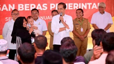 Kunjungi Gudang Bulog GBB Umbul Tengah, Presiden Cek Stok Beras dan Salurkan Bantuan Pangan