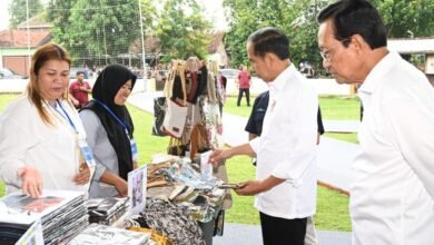 Beli Produk Nasabah Mekaar, Presiden: Sangat Bagus dan Kompetitif