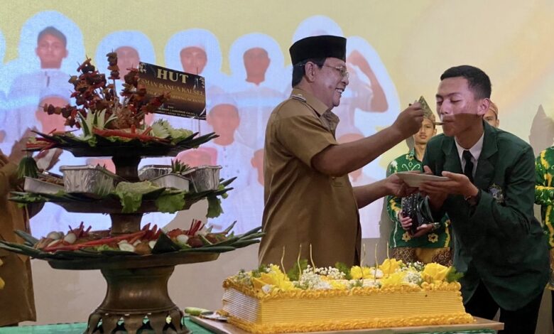 [Foto] Gubernur Berikan Suapan Tumpeng