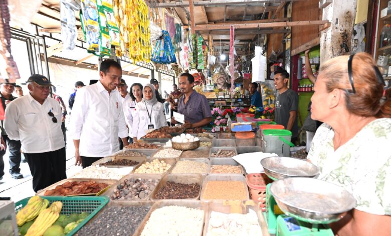 Presiden Jokowi Cek Harga dan Stok Bahan Pokok di Pasar Kawat Tanjungbalai