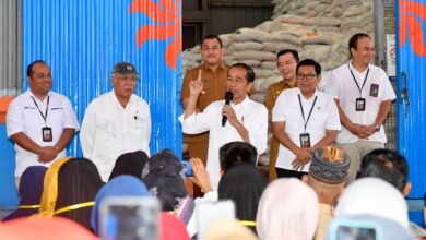 Presiden Jokowi Tinjau Stok Beras dan Serahkan Bantuan Pangan di Kabupaten Bungo