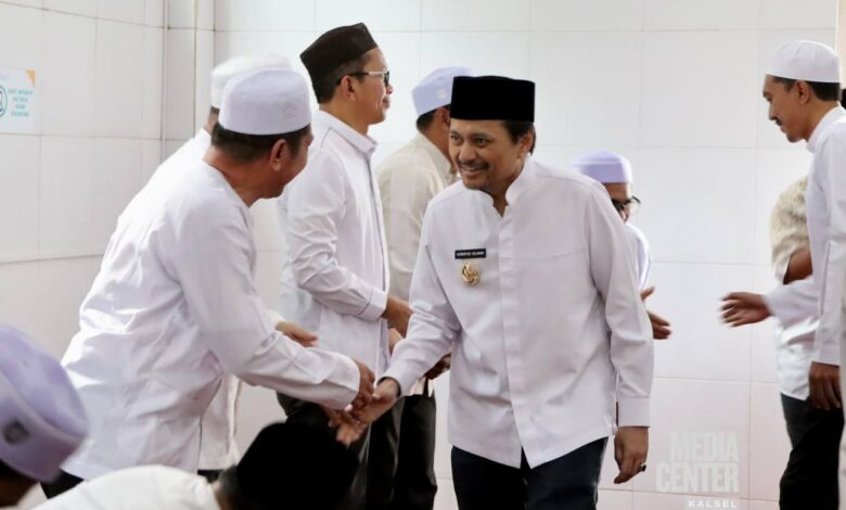 [Foto] Bersalaman Dengan Warga