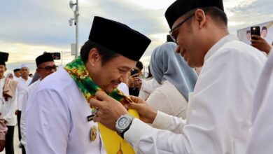 [Foto] Kalungkan Syal Kain Sasirangan