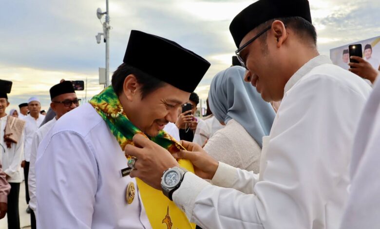 [Foto] Kalungkan Syal Kain Sasirangan