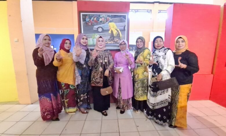 Menjadi Ruang Ekspresi Perupa Perempuan, Ketua DWP Kalsel Apresiasi Pameran Perupa Perempuan “Junjung Galuh”