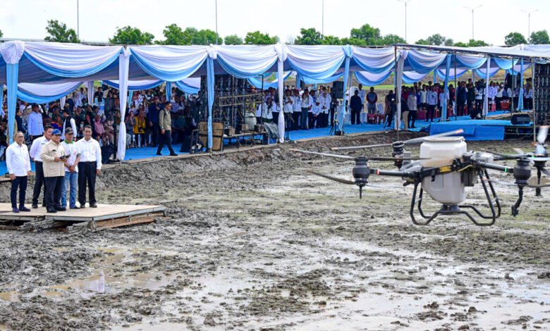 Presiden Prabowo Tebar Benih Padi Dengan Teknologi Drone Pertanian