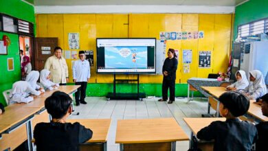 Hadiri Peringatan Hardiknas, Presiden Prabowo Saksikan Demonstrasi Pembelajaran dengan Teknologi Smart Board