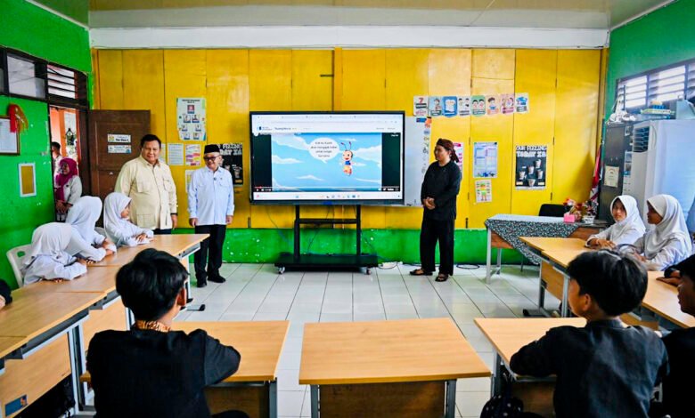 Hadiri Peringatan Hardiknas, Presiden Prabowo Saksikan Demonstrasi Pembelajaran dengan Teknologi Smart Board