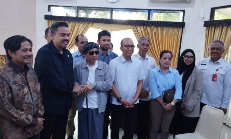 Kepala Dinas Koperasi dan UKM Kalsel Dampingi Menteri UMKM Beri Pembelaan kepada Pelaku UMKM Kalsel