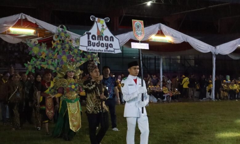 Tampilkan Masyarakat Dayak Pedalaman, UPTD Taman Budaya Meriahkan Parade Isen Mulang