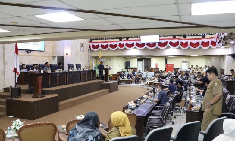 Pemprov Kalsel Apresiasi Pandangan Umum Fraksi DPRD dalam Sampaikan Dua Raperda