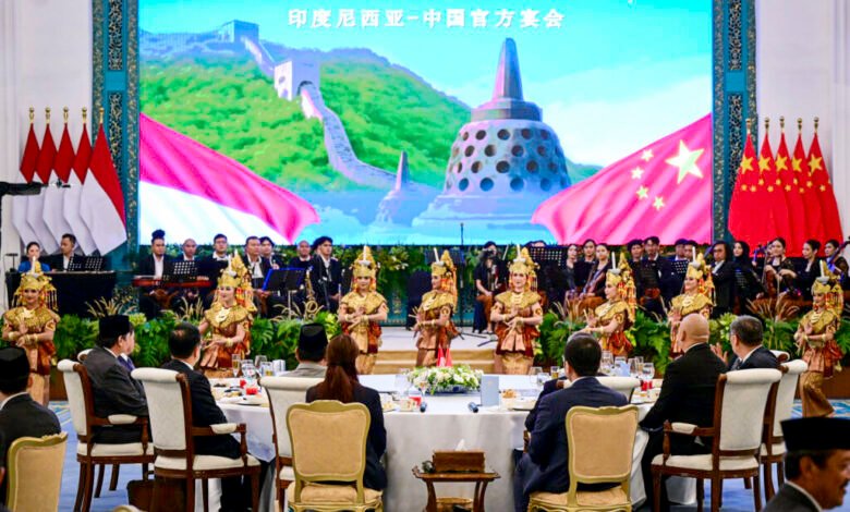 Presiden Prabowo Jamu Premier Li Qiang dalam Santap Resmi Penuh Kehangatan dan Seni Budaya di Istana Negara